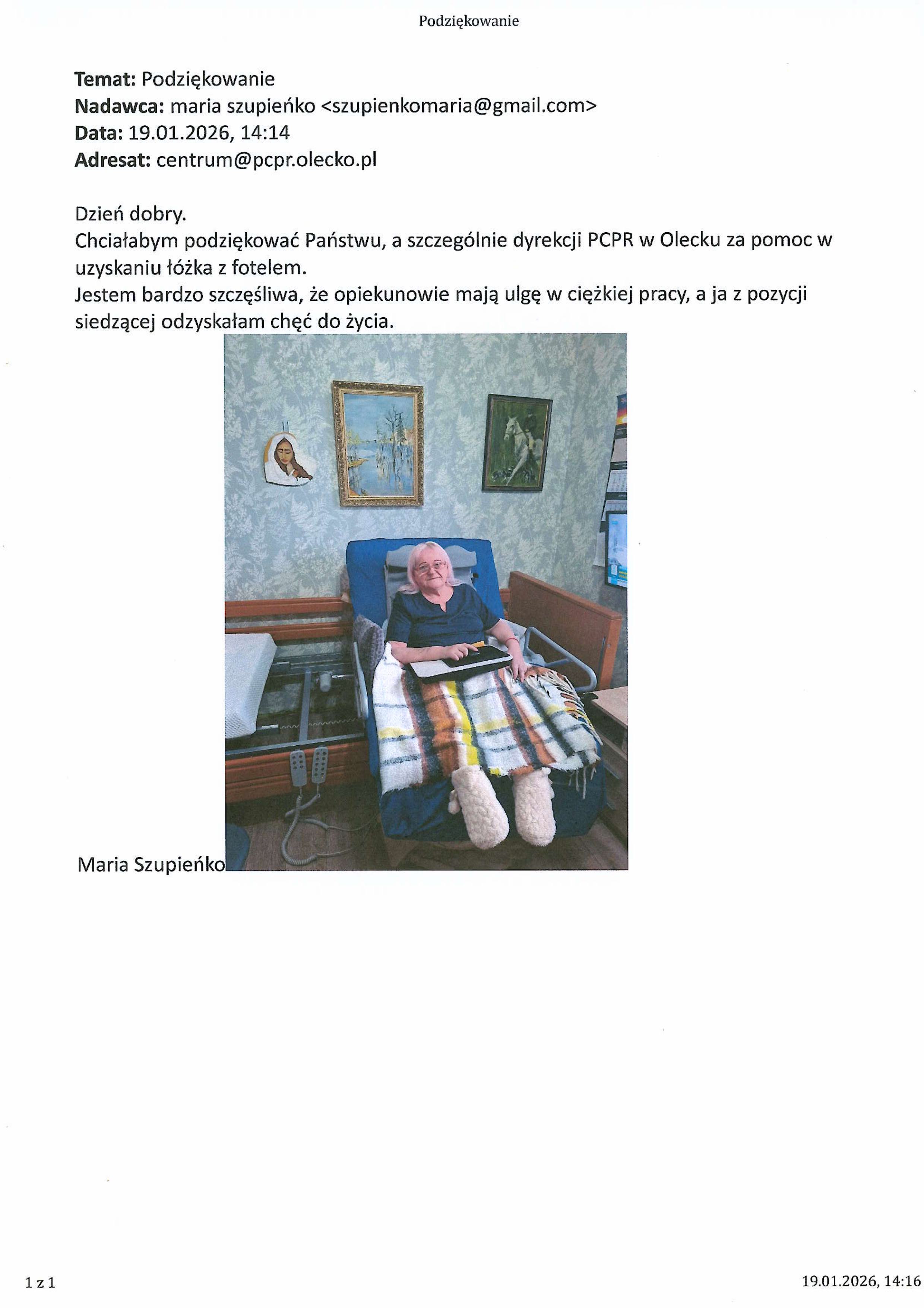Kobieta siedząca na wózku z fotelem